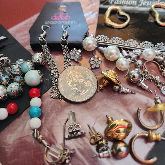 18 Pairs of Fashion Earrings Variety Colors & Shapes Daisy, Stars, Hearts, Pearl - Picture 8 of 11